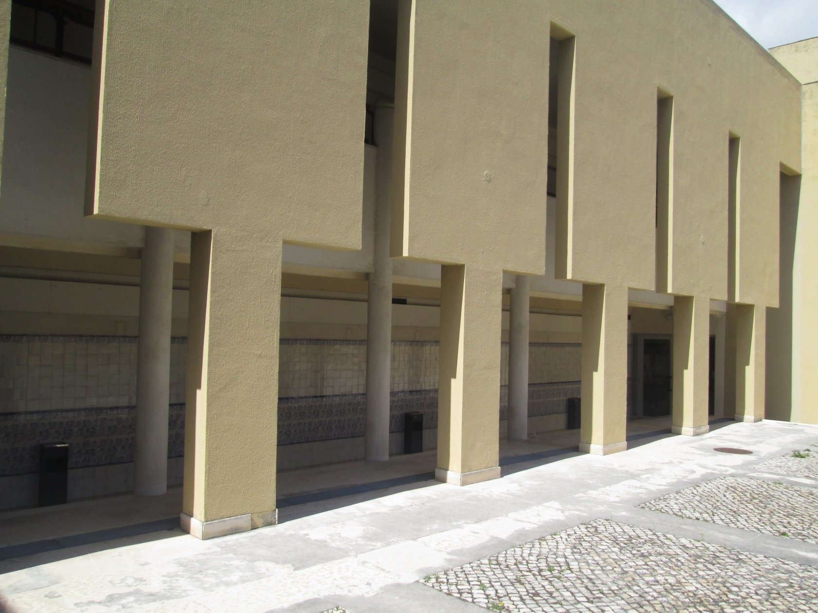 Arcadas do Piso 1 Arcadas do Piso 1. À esquerda, corredor e painéis de azulejos de Menez. À direita, pátio exterior.
